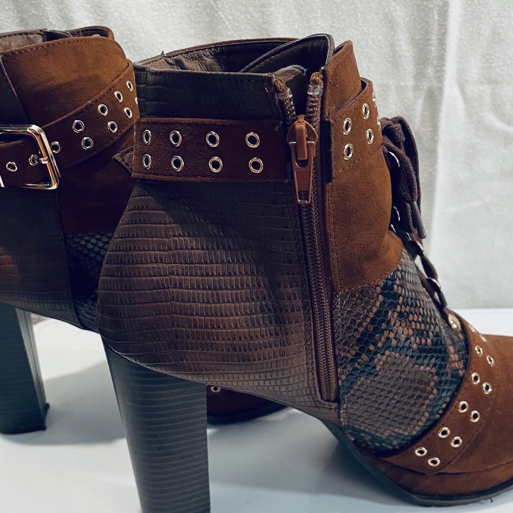 Ankle boots, mostly brown alittle black
